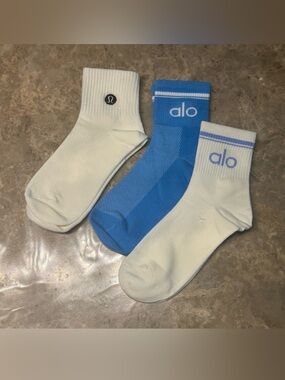 Lululemon And Alo socks
Alo Packaging states size Large but they fit sizes 6-11